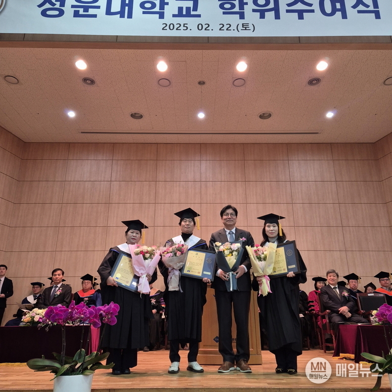 22일(토) 청운대학교 전기 졸업식에서 도성훈 교육감(오른쪽 두번째)과 교육감상을 수상자들이 기념촬영을 하고 있다. ⓒ 청운대학교