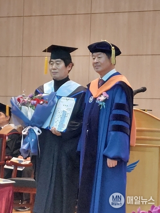 22일(토) 청운대학교 동계 졸업식에서 총장상을 수상한 전경천 총원우회장(왼쪽)이 정윤 총장(오른쪽)과 기념촬영을 하고 있다. ⓒ 청운대학교