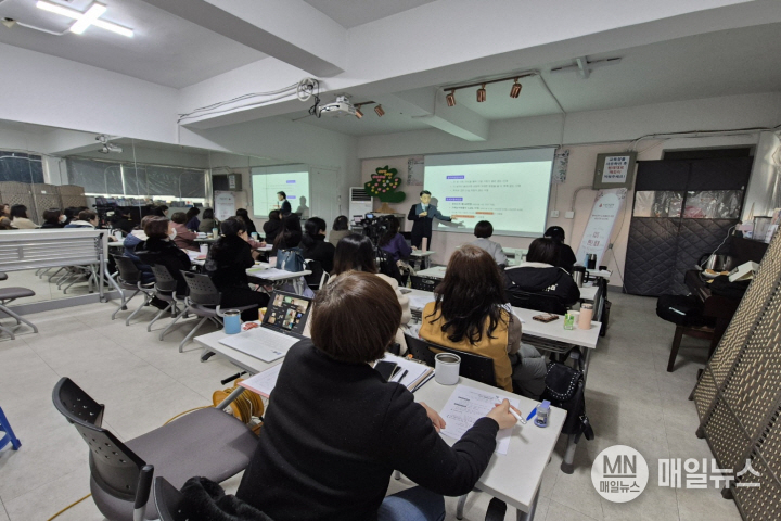 (사)한부모가족회 한가지 교육장에서 한부모 가족 초기 개입을 위한 '다시 만난 세계' 프로젝트 수업을 듣고 있는 모습. ⓒ (사)한부모가족회 한가지