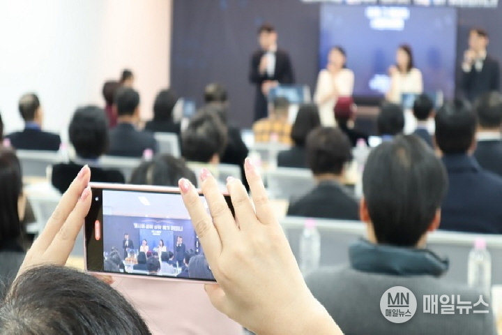 지난 22일 마태지파에서 목회자를 대상으로 ‘계시록 성취 실상 증 세미나’를 참석한 목회자들이 중창단의 특송을 경청하고 있다. ⓒ 신천지 마태지파