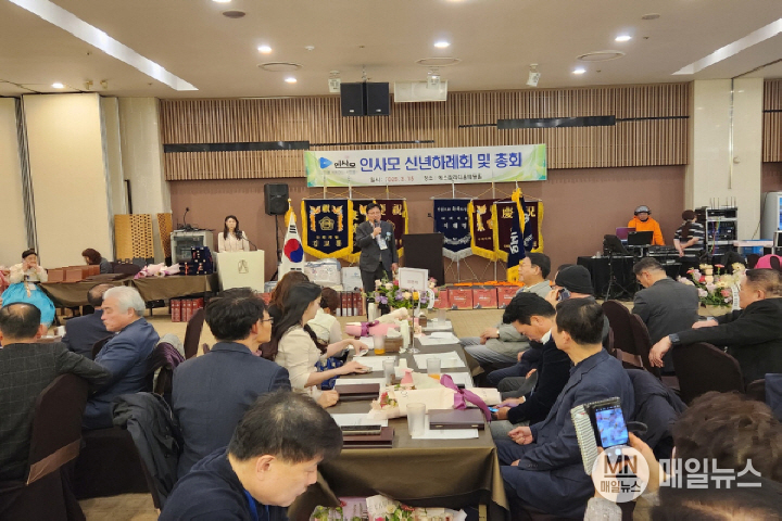 '2025년 인사모 신년하례회 및 정기총회' 행사에서 도성훈 상임고문(인천시교육감)이 축하 인사를 전하고 있다. ⓒ 김학현 기자