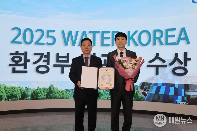 공단 김성훈 이사장과 직원들이 슬러지 수집설비 개선 성과 사례 최우수상을 축하하고 있다.