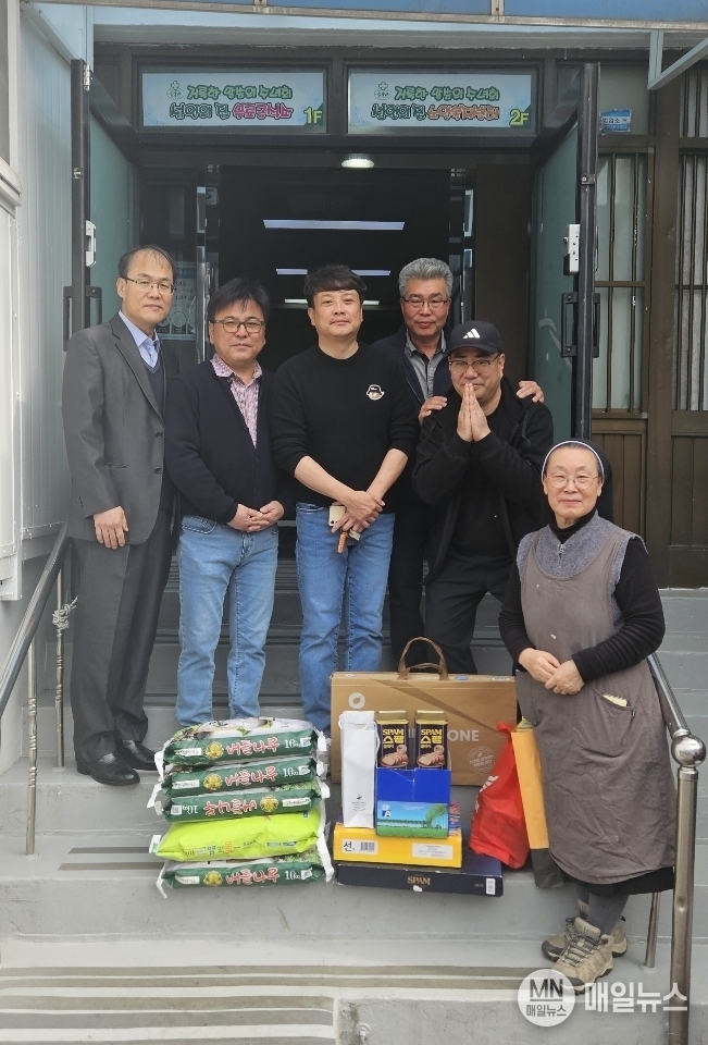 左부터 유형용 사무처장, 양력문(건54), 박종범 코끼리 봉사단장, 최진철 봉사단원, 이용민 사무국장