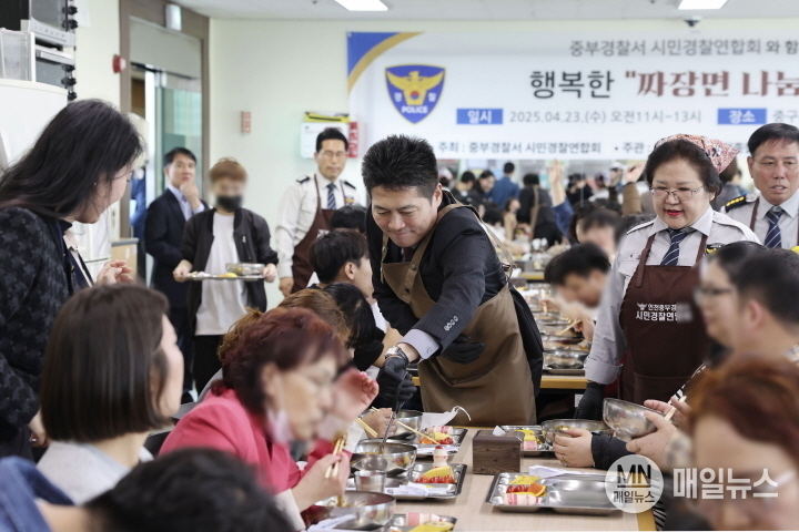 김정헌 인천시 중구청장이 짜장면 나눔 행사에서 봉사하고 있다. ⓒ 중구청