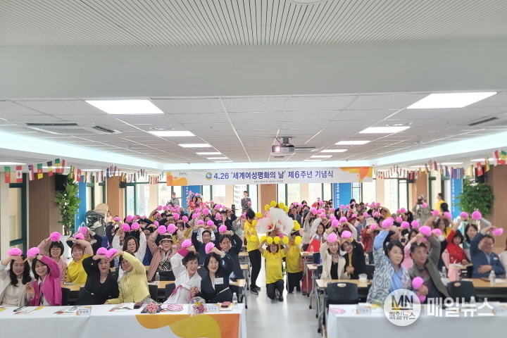 26일 "제6주년 세계여성평화의날 기념식 행사 후 꽃과 함께 하트를 하며 단체 기념촬영을 하고 있다. ⓒ IWPG 인천서지부