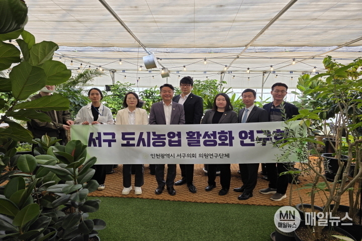 서구의회 의원연구단체 ‘서구 도시농업 활성화 연구회’가 제10차 우수사례 비교시찰 견학지인 시천동 시설하우스를 방문, 관련 시설을 둘러보고 조례안 발의를 위한 간담회를 진행, 연구 활동을 이어나가고 있다. ⓒ 인천 서구의회