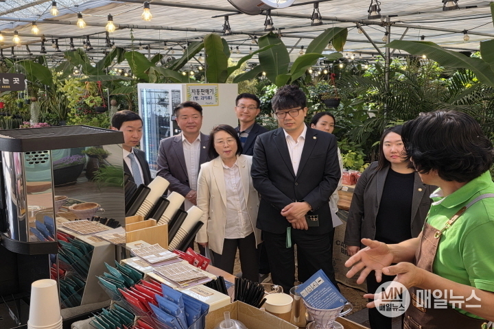 서구의회 의원연구단체 제10차 우수사례 비교시찰 현장 견학을 마치고 시설 관련자와 간담회를 통해 도시농업의 어려움 등을 청취하며 연구단체 활동에 임하고 있다. ⓒ 인천 서구의회