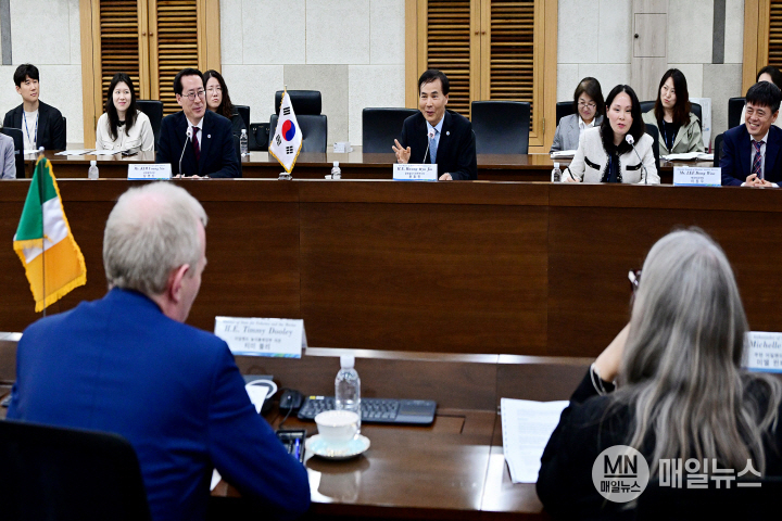 황효진 글로벌도시정무부시장이 1일 시청 영상회의실에서 티미 둘리 아일랜드 농식품해양부 차관과 협력방안을 논의하고 있다. ⓒ 인천시