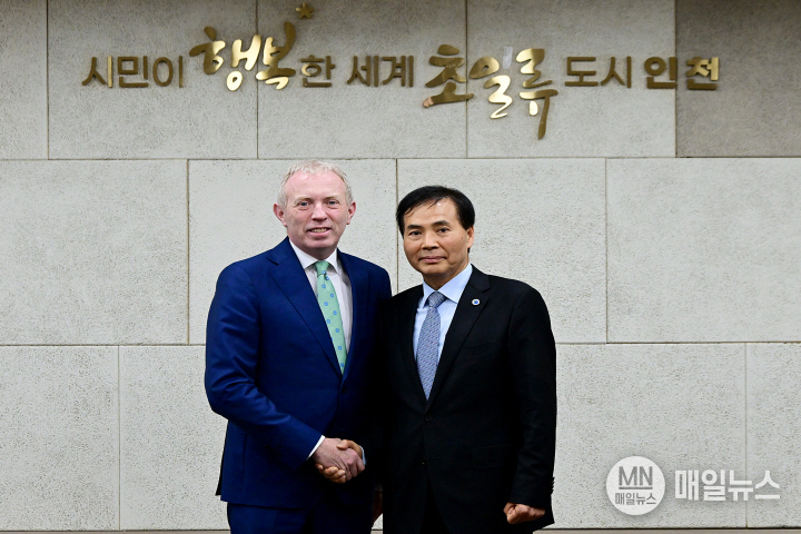 황효진 글로벌도시정무부시장이 1일 시청 영상회의실에서 티미 둘리 아일랜드 농식품해양부 차관과 협력방안을 논의한 뒤 기념촬영을 하고 있다. ⓒ 인천시