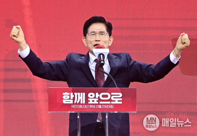 후보로 선출된 김문수 후보가 3일 고양시 킨텍스에서 열린 국민의힘 전당대회에서 수락 연설 중 두 주먹을 불끈 쥐고 있다.