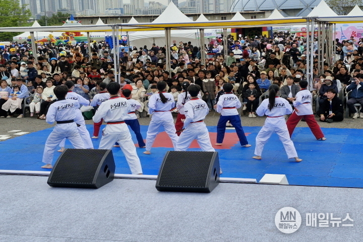 5일 문학경기장에서 열린 '제103회 어린이날 기념행사'에서 아수라 태권도 시범단이 축하 공연을 하고 있다. ⓒ 김학현 기자