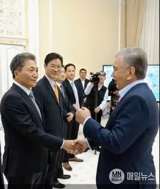 지난 1일 우즈베키스탄 우르겐치공항 내 VIP실에서 진행된 우즈베키스탄 대통령 면담 및 사업설명회에서 인천국제공항공사 이학재 사장(사진 맨 왼쪽)이 우즈베키스탄 삽카드 미르지요예프 대통령(사진 맨 오른쪽)과 악수를 하고 있다. ⓒ 인천국제공항공사