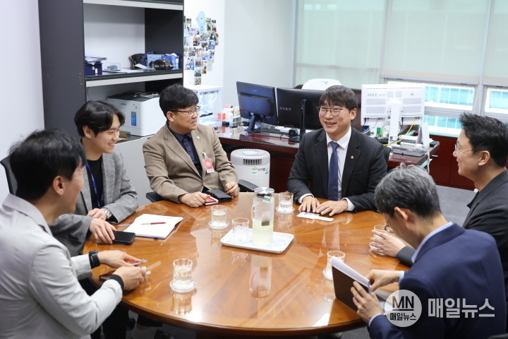 8일 모경종(민주당, 서구(병) 의원이 기관 관계자들과 검단신도시 내 대형물류단지 건립사업 철회를 위한 간담회를 하는 모습. ⓒ 모경종 의원실