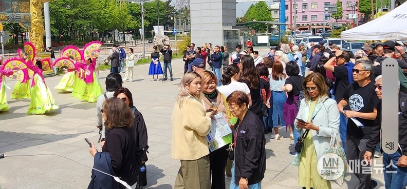 환대 공연을 즐기는 모습
