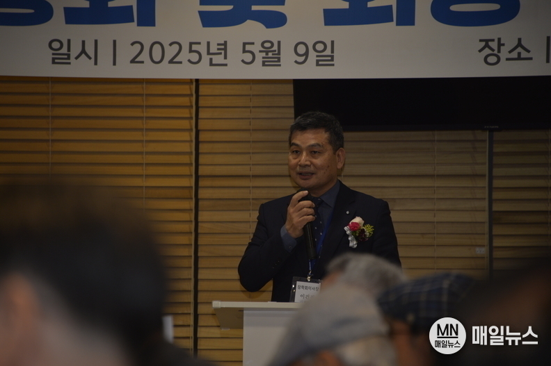 인천기계공업고등학교 동문장학회 이건직(37기) 이사장님이 축사를 하고 있는 모습. ⓒ 김학현 기자