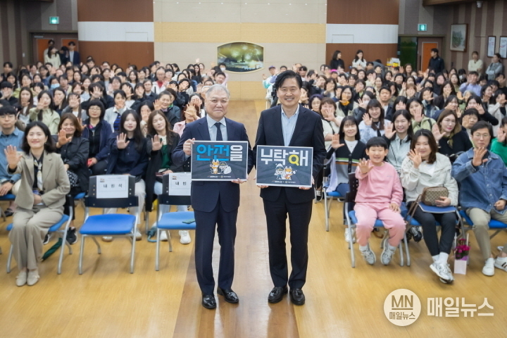 "제84회 명사초청 서구아카데미"강연 후 강범석 서구청장과 권일용(1호 프로파일러) 교수와 함께 참석자들과 단체촬영을 하고 있다. ⓒ 서구청