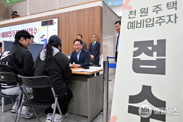 유정복 인천광역시장이 12일 시청 중앙홀에서 열린 '천원주택(전세임대주택)' 예비입주자 신청 접수를 받고 있다. ⓒ 인천시