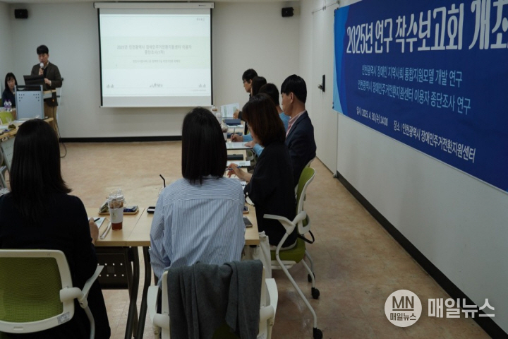 인천시사회서비스원 소속 인천시장애인주거전환지원센터가 마련한 2025년 연구 착수보고에서 ‘인천시 장애인주거전환지원센터 이용자 종단조사’ 공동 연구원으로 참여하는 이웅 인천사서원 연구위원이 개요를 설명하고 있다. ⓒ 인천시