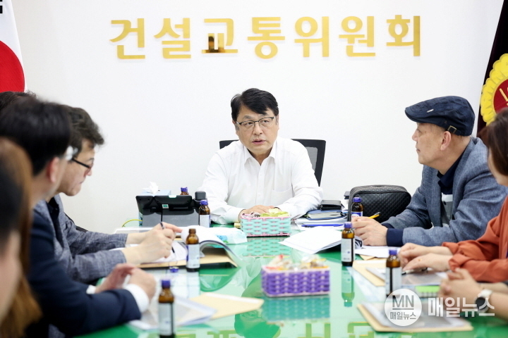 14일 인천시의회 별관 5층 회의실에서 ‘원도심 정비사업, 소통으로 해법 찾는다’는 주제로 열린 정책간담회에서 주요 관계자들이 회의에 열중하고 있다. ⓒ 인천시의회