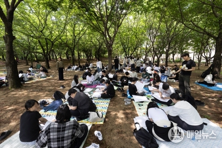 제7회 평화사랑 그림그리기 국제대회 예선에서 참가자들이 그림을 그리고 있다. ⓒ IWPG 인천서지부