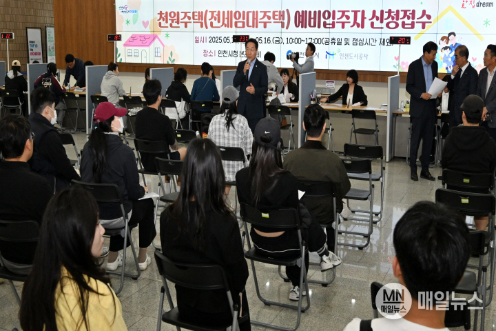 유정복 인천시장이 5월 12일 시청 중앙홀에서 열린 '천원주택(전세임대주택)' 예비입주자 신청접수장에서 인사말을 하고 있다. ⓒ 인천시
