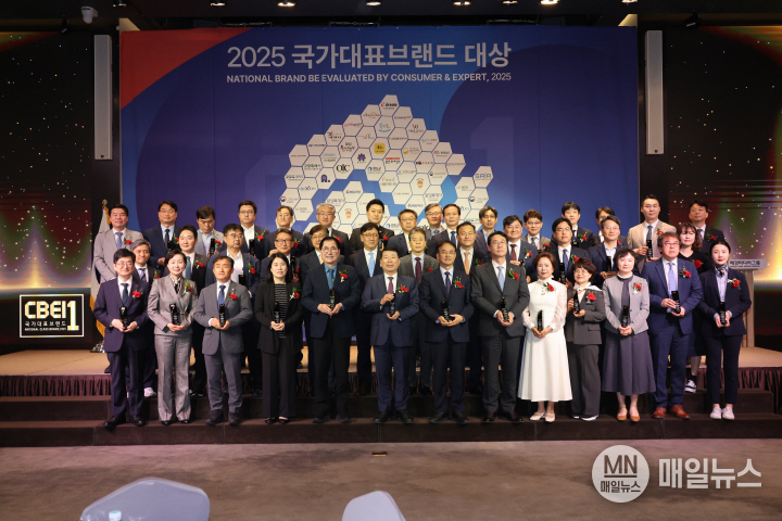 2025 국가대표 브랜드 대상 시상식에서 수상 후 기념 촬영 장면(단체 사진) ⓒ 인천시