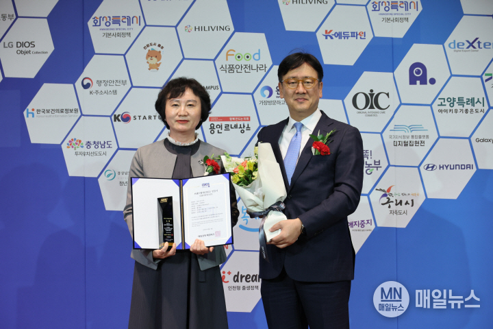 2025 국가대표 브랜드 대상 시상식에서 수상 후 기념 촬영 장면 (왼쪽부터 시현정 인천시 여성가족국장, 임상균 매경비즈 대표이사) ⓒ 인천시