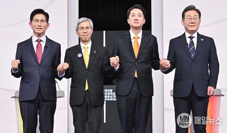 (왼쪽부터) 김문수 국민의힘·권영국 민주노동당·이준석 개혁신당·이재명 더불어민주당 대선 후보가 중앙선거방송토론위원회 주관으로 18일 서울 상암동 SBS 프리즘센터 스튜디오에서 열린 제21대 대선 1차 후보자 토론회에서 기념 촬영을 하고 있다. ⓒ 국회사진취재단