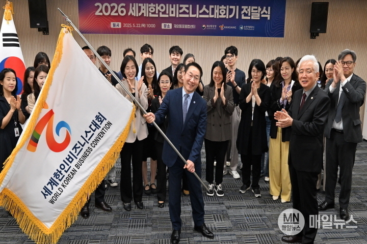 유정복 인천광역시장이 22일 재외동포웰컴센터에서 열린 '2026 세계한인비즈니스대회기 전달식'에서 이상덕 재외동포청장에게 대회기를 전달받고 있다. ⓒ 인천시