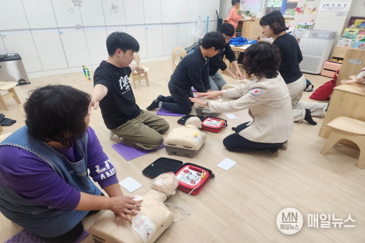 영아 기도폐쇄 처치 실습 ⓒ 대한적십자 인천지사