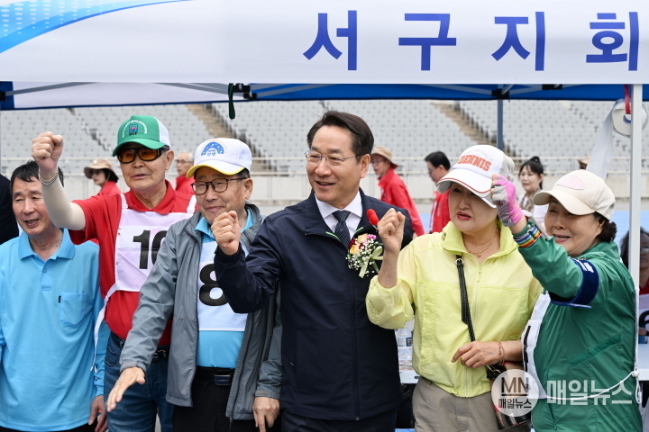 23일 서구 인천아시아드주경기장에서 열린 '2025년 인천시장기 노인건강체육대회'에서 유정복 인천광역시장이 참가 어르신들을 격려하고 있다. ⓒ 인천시