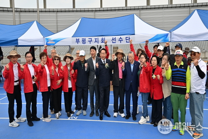 23일 서구 인천아시아드주경기장에서 열린 '2025년 인천시장기 노인건강체육대회'에서 유정복 인천광역시장이 참가 어르신들을 격려하고 있다. ⓒ 인천시