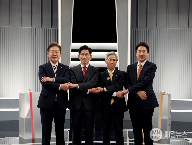 5월 23일 오후 8시, 서울 여의도 KBS 본관 스튜디오에서 열린 제21대 대통령선거 후보자 2차 토론회 전 (왼쪽부터)이재명 더불어민주당, 김문수 국민의힘, 권영국 민주노동당, 이준석 개혁신당 대통령 후보가 기념 사진을 촬영하고 있다. ⓒ 국회사진기자단