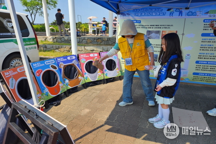 유소년 축구대회 참가자가 올바른 분리배출 스트라이커에 참가하고 있다. ⓒ 인천환경공단
