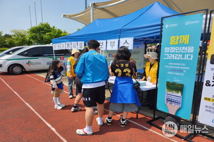 유소년 축구대회 참가자가 올바른 분리배출 스트라이커에 참가하고 있다. ⓒ 인천환경공단