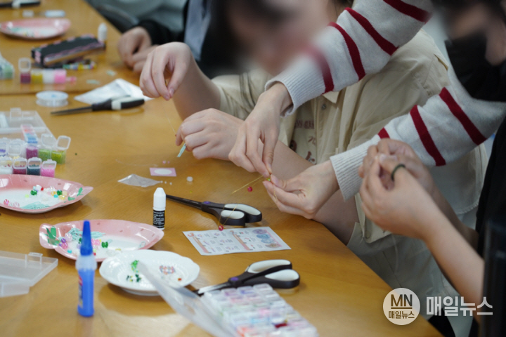 인천청년미래센터 고립은둔청년 ‘공예동아리’ 모임이 열린 지난 20일 동아리 모임장 A(26)씨가 회원들에게 비즈공예를 설명하고 있다. ⓒ 인천시