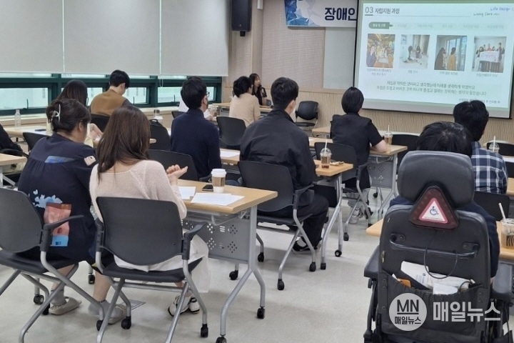 인천시장애인주거전환지원센터는 지난 23일 계양구청에서 공무원 23명을 대상으로 장애인 지역사회 자립 인식개선 교육을 진행했다. ⓒ 인천시