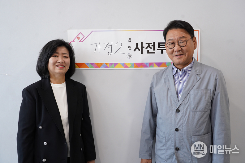29일 오전 인천 서구 가정2동 사전투표소에서 더불어민주당 인천시당 상임선거대책위원장 김교흥 의원(인천 서구갑)이 가족과 함께 사전투표를 마치고 인증사진을 찍는 모습 ⓒ 김교흥 의원실