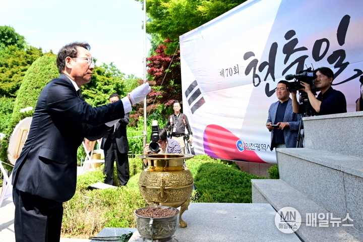 유정복 인천광역시장이 6일 미추홀구 수봉공원 현충탑에서 열린 '제70회 현충일 추념식'에서 헌화와 분향을 하고 있다. ⓒ 인천시