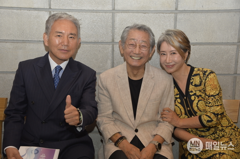 左부터 손병호 홍보대사, 전무송 명예대회장, 송옥순 홍보대사