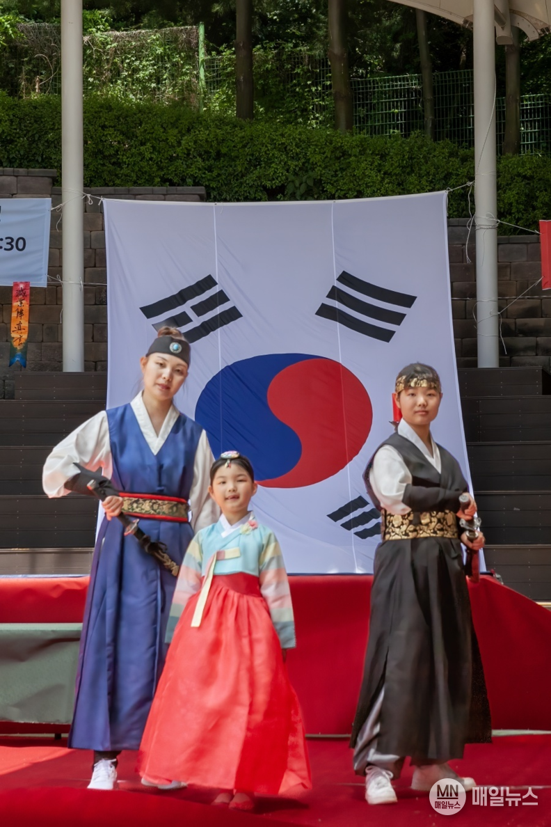 글로벌 연리지 사진제공 –왼쪽부터 어머니:이다정,송연진,송의진