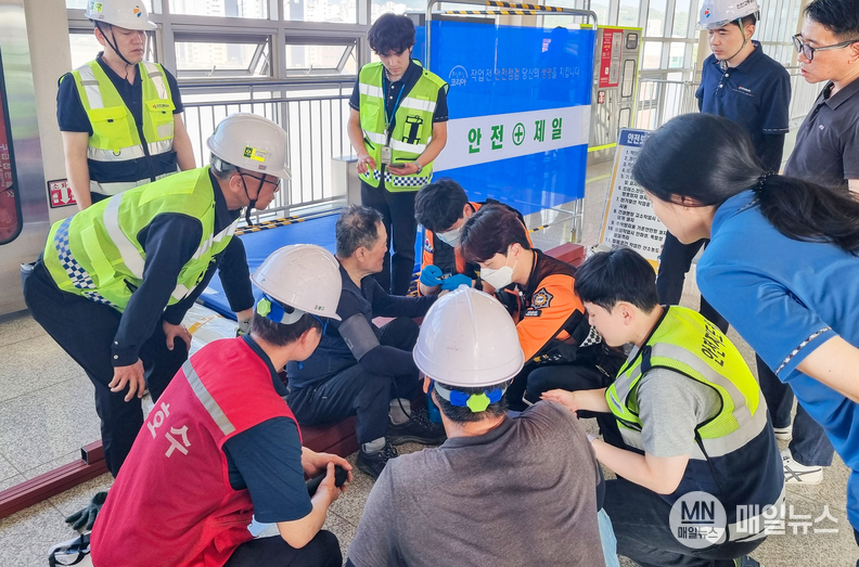 인천교통공사 직원들의 빠른 대처로 쓰러졌던 환자가 의식을 회복해 앉아 있다.