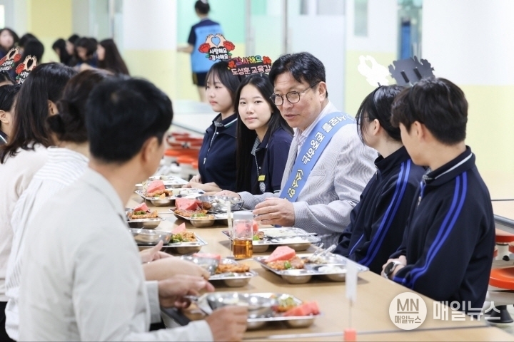 9일 도성훈 인천시교육감이 루원중학교를 방문하여 교직원, 학생들과 소소한 급식 캠페인에 참여하며 대화를 나누고 있다. ⓒ 인천시교육청