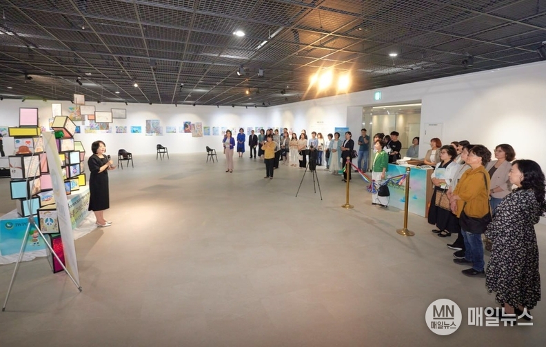 ‘평화를 그리는 작은 손’ 전시회에서 임미숙 글로벌국장이 인사말을 하고 있다. ⓒ 김학현 편집부장