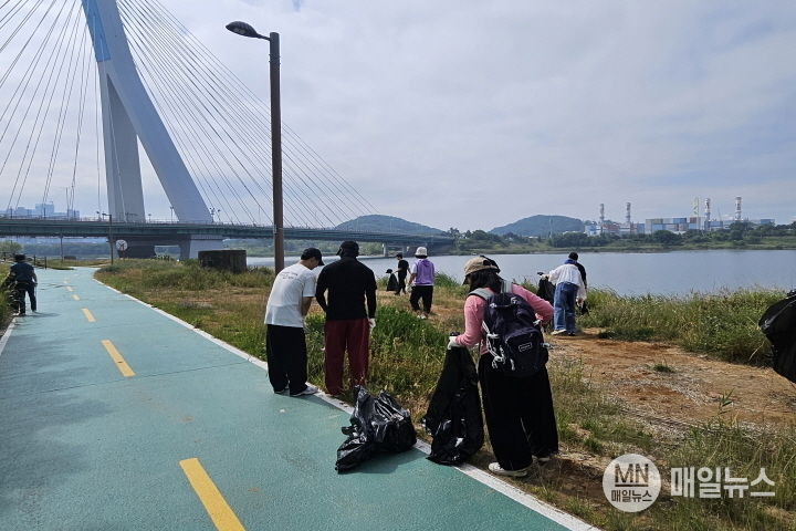 직원 및 자원봉사자들이 공촌천에서 환경정화 활동을 하고 있다. ⓒ 인천환경공단