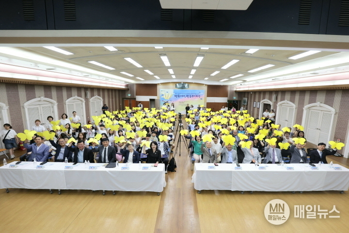 7회 평화사랑 그림그리기 국제대회 예선 시상식 참석자들이 나비 퍼포먼스를 하며 단체 사진 촬영을 하고 있다. ⓒ IWPG 인천서지부