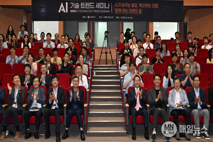 유정복 인천광역시장이 16일 갯벌타워에서 열린 'AI 기술 트랜드 세미나'에서 참석자들과 기념촬영을 하고 있다. ⓒ 인천시