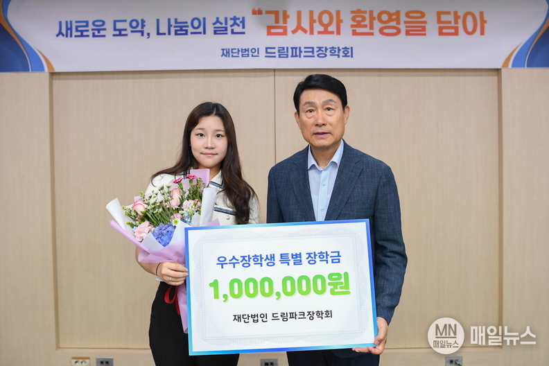 우수 장학생으로 특별장학금을 수여받은 이지연 학생(左)