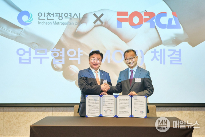 왼쪽부터 윤원석 인천경제자유구역청장, 서영훈 한국외국기업협회 회장(사이언스코 대표) ⓒ 인천시