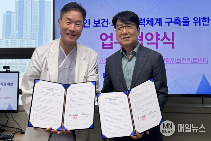 (사진 오른쪽부터)정재원 인천시장애인주거전환지원센터장과 김창환 인천지역장애인보건의료센터장이 지난 23일 업무협약 기념촬영을 하고 있다. ⓒ 인천시사회서비스원
